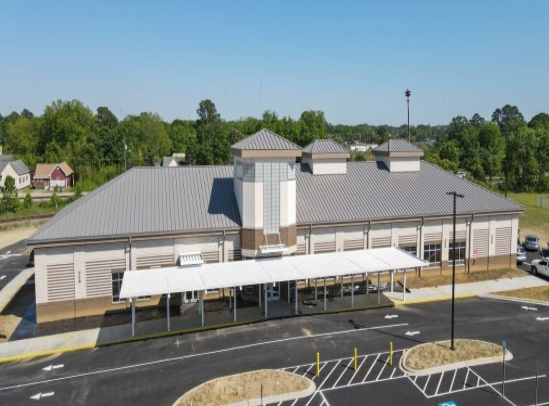 a building with a parking lot and a roof
